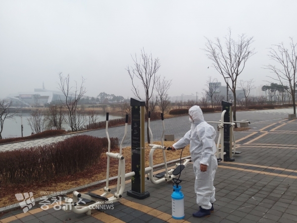 신종 코로나바이러스 대응 소독방역을 진행하는 모습