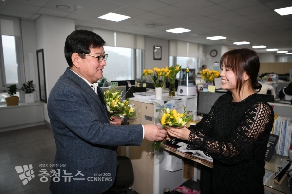 예산군 이종욱 농정유통과장이 직원들에게 관내 화훼농가에서 생산된 프리지아를 직원들에게 선물하는 모습