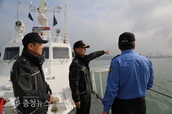 태안해경 하만식 서장(가운데)이 소속 경비함정 근무자들과 함께 관내 임해중요시설 인근 취약해역 및 주요항로 등 치안현장을 돌아보고 있다.