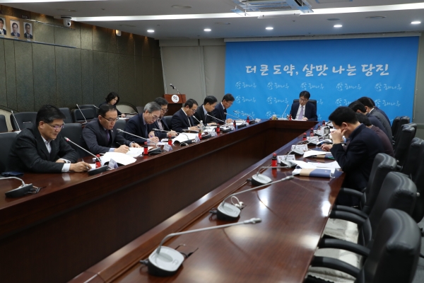 13일 실시한 목요현안토론회 장면