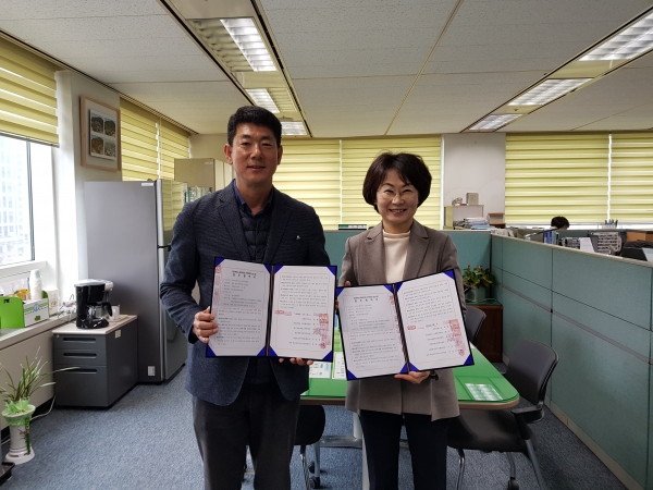 안성범 대전청년사회서비스사업단장이 이현미 대전시 복지정책과장(오른쪽)과 업무협약을 체결 후 사진을 촬영 중에 있다.