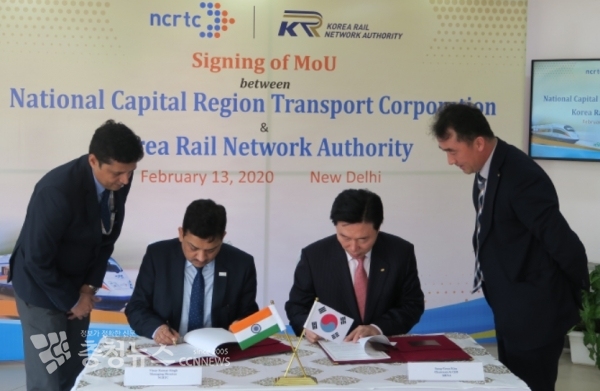 한국철도시설공단 김상균 이사장(오른쪽)과 인도 수도권교통공사 비네이 쿠마르 씽 사장(왼쪽)이 13일(목) 인도 델리에서 고속철도 사업자문용역 계약을 체결하였다.