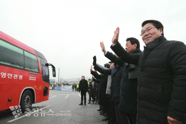 아산시민과 오세현 아산시장, 진영 행정안전부 장관, 양승조 충남도지사가 우한교민을 환송하고 있다.