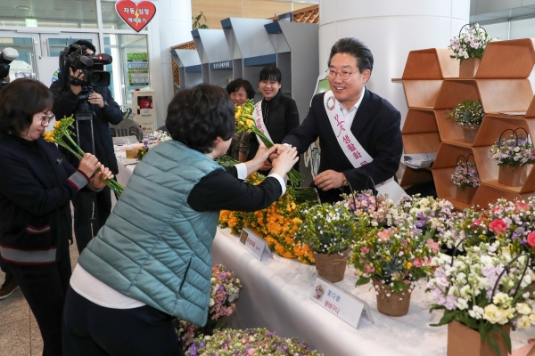 꽃소비 촉진 캠페인에 참여하고 있는 김홍장 당진시장