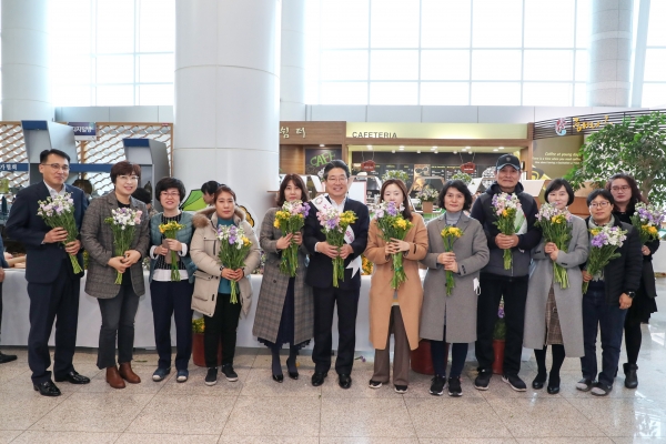 당진시청 로비에서 꽃소비 촉진 캠페인 진행