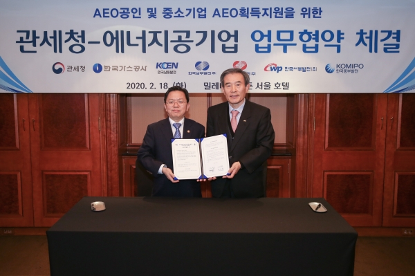 업무협약을 체결한 (우)김병숙 사장과 (좌)노석환 관세청장