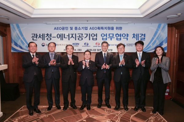 AEO 공인과 수입세액 정산제 도입 업무협약 체결한 관세청장과 각사 대표