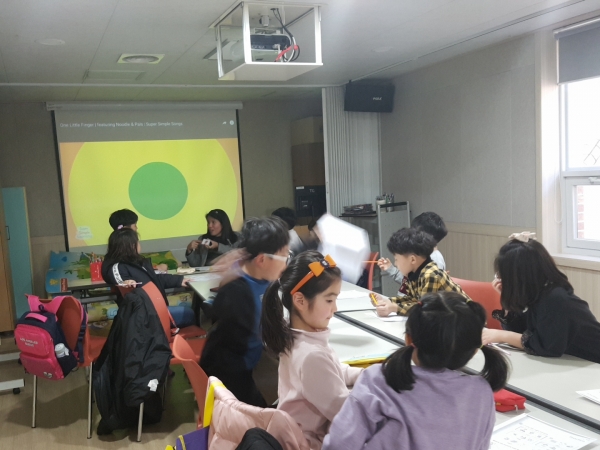 기적의도서관 상설프로그램 ‘Hello! English’ 수업 모습