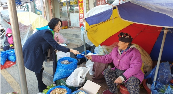 충남농협 직원들이 농어업인 연금보험료 지원 제도를 알리기 위해 거리홍보를 하고 있다.