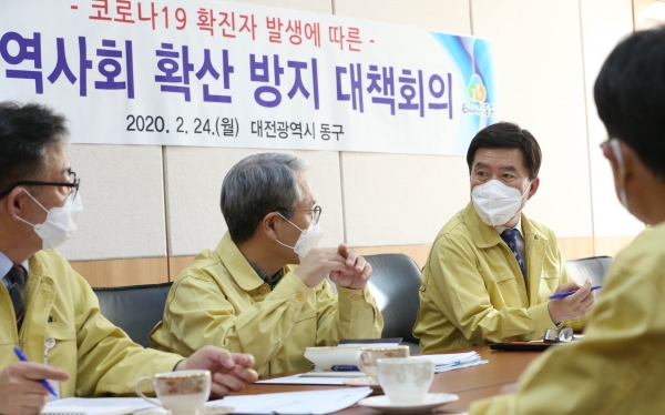 황인호 동구청장이 긴급 대책회의를 주재하고 있다