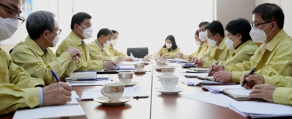 황인호 동구청장이 긴급 대책회의를 주재하고 있다