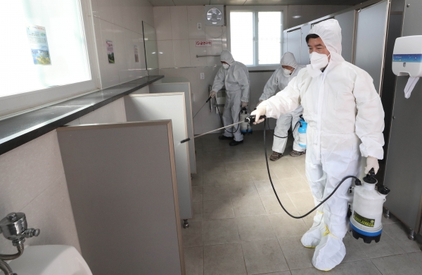 황인호 구청장이 인동 담소1호 3.16만세로 광장 공중화장실 방역에 직접 나서고 있다