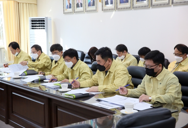 24일 서구청 장태산실에서 장종태 청장 및 간부 공무원 40여 명이 참여한 가운데, 코로나19 확산방지 종합대책회의를 열었다