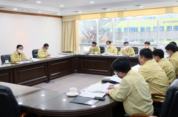 24일 서구청 장태산실에서 장종태 청장 및 간부 공무원 40여 명이 참여한 가운데, 코로나19 확산방지 종합대책회의를 열었다