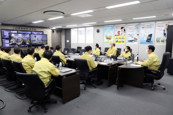 코로나 19 감염병 심각단계 격상에 따라 김상균 이사장(제일 오른쪽)과 임직원들이 재난대책본부를 설치하고 현 상황에 대해 보고를 받고 있다.