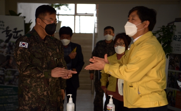 24일 집단감염 위험성이 높은 육군훈련소 등을 찾아 긴밀한 협조체계를 당부