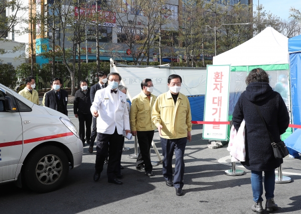 장종태 구청장 거점진료소 방문 현장점검 모습