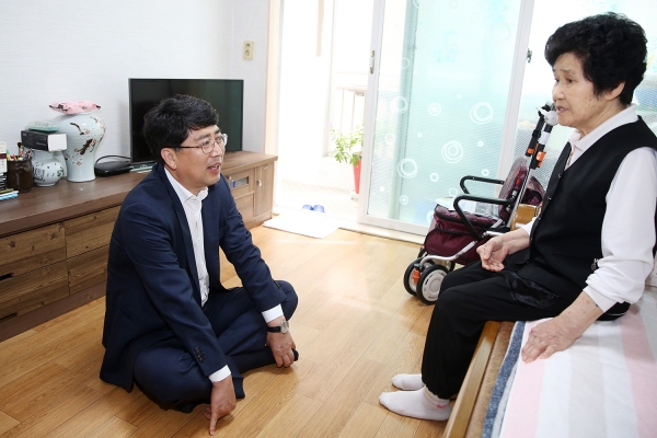 맹정호 서산시장이 독거노인가정을 방문해 애로사항을 청취하고 있다