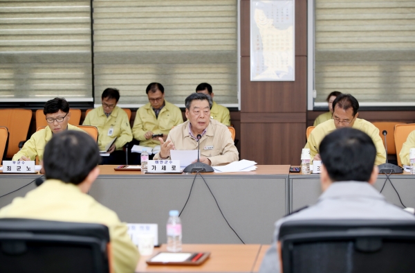군청 중회의실에서 열린 코로나19 대응 유관기관 합동 대책 회의 모습.