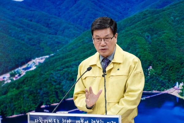 김돈곤 청양군수 코로나19 확산대응 긴급 브리핑 모습