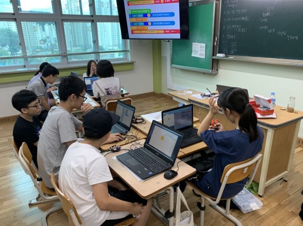 지난 2019년 SW교육 선도학교(대전송촌중) SW교육 융합 캠프 모습.