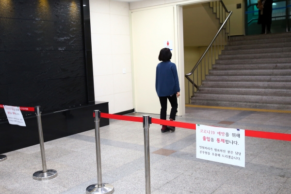 25일부터 유성구청을 방문하는 민원인들은 민원실을 제외한 부서 방문이 통제된다