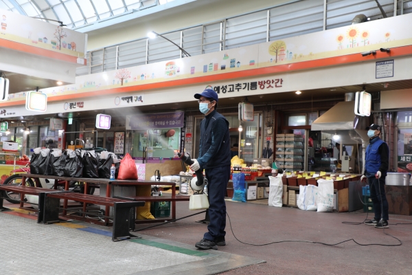 유성구방역대책팀이 송강전통시장 내 거리에 대한 방역·소독을 실시하고 있다