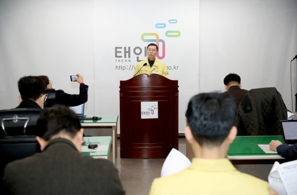 26일 정례브리핑 중인 명강식 행정지원과장