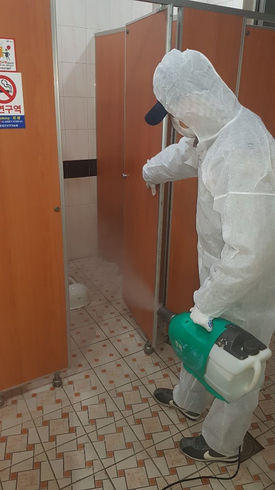 청양군, 코로나19 확산차단 전통시장 방역 실시 모습