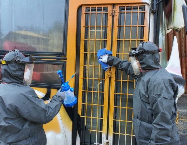 오월드 직원들이 시설물에 대한 방역을 실시하고 있다.
