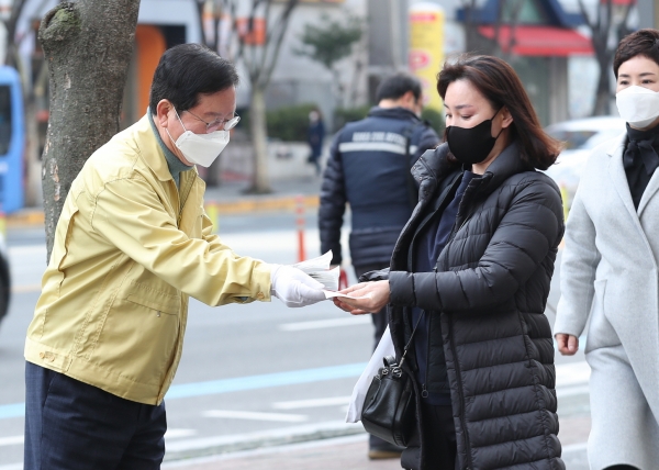 종태 서구청장이 26일 유동 인구가 많은 둔산동에서 거리를 지나는 시민에게 마스크를 전달하며 개인위생 수칙을 철저히 준수해 주길 당부했다