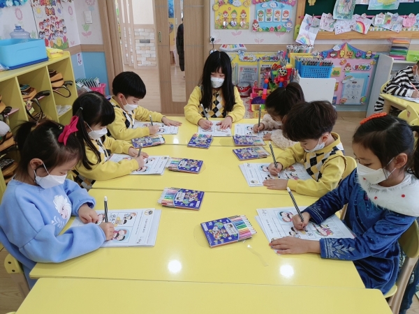어린이들이 마스크를 쓰고 수업을 받고 있다.