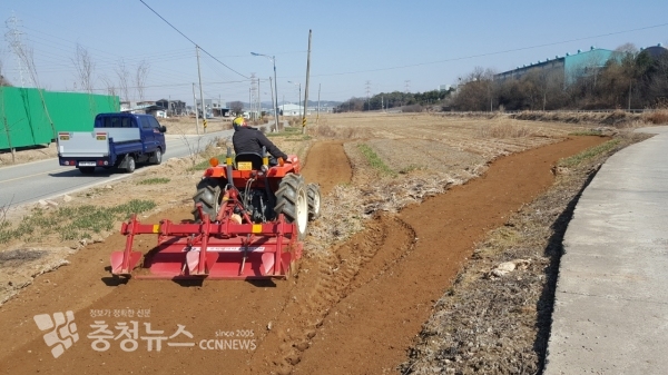 영세고령농 농작업 대행 장면