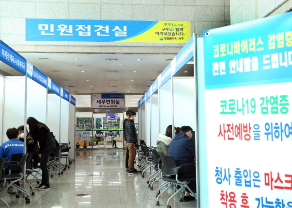 서구청 1층 로비에 설치된 민원 접견실 부스