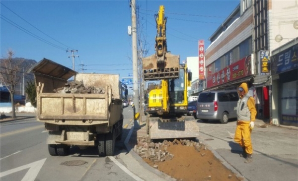 철거되고 있는 보도폐블럭