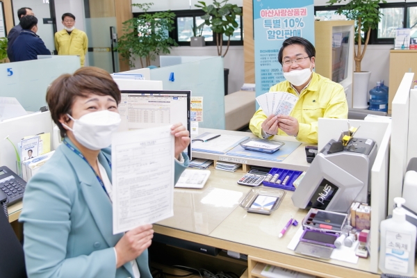 오세현 아산시장이 27일 아산시청 농협출장소에서 아산사랑상품권을 구매하고 있다.