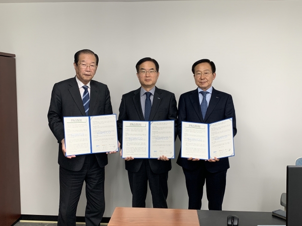 판매 수익금 기부 약정 (사진 가운데  조용만 조폐공사 사장, 왼쪽 유관순열사 기념사업회 류정우 회장, 오른쪽 풍산화동양행 이제철 사장)