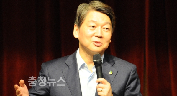 안철수 국민의당 대표 후보자가 19일 동구청에서 연설하고 있다.