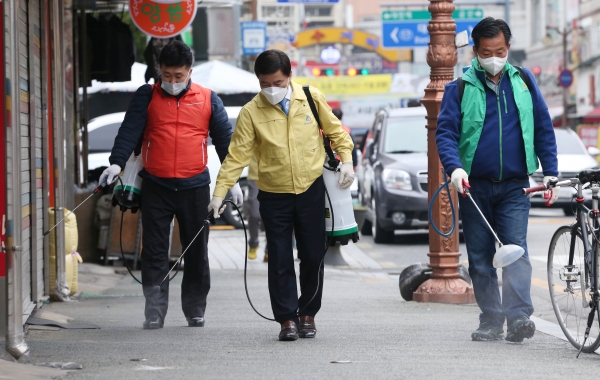 황인호 동구청장이 중앙시장 특별 방역에 나서고 있다