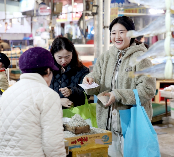 태안 특산물 전통시장에서 상품권으로 장보는 모습.