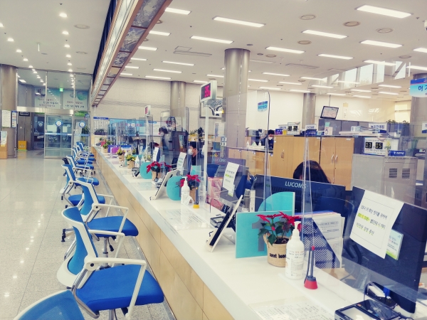 코로나 19 감염 예방을 위해 천안시 종합민원실 각 민원창구에 설치된 투명 가림막.