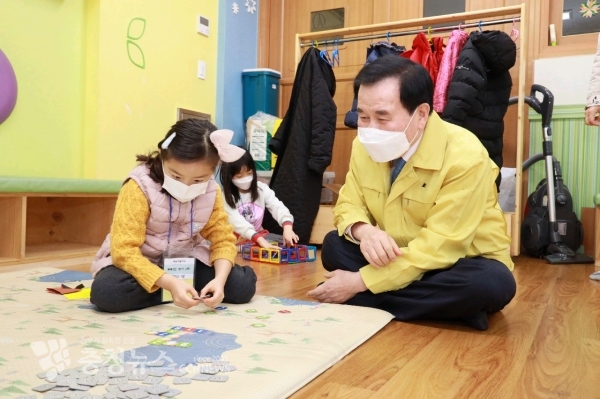 김지철 충남교육감이 내포초 긴급돌봄 현장을 방문하여 돌봄 상황을 확인하고 있다.
