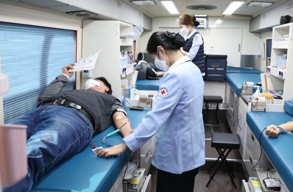 3일 시청 현관 앞에서 대한적십자사 대전세종충남 혈액원과 함께 헌혈의 날 행사를 진행