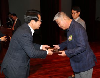 지난 2018년 오세현 아산시장에게 유공표창을 받고 있는 박승길 대표