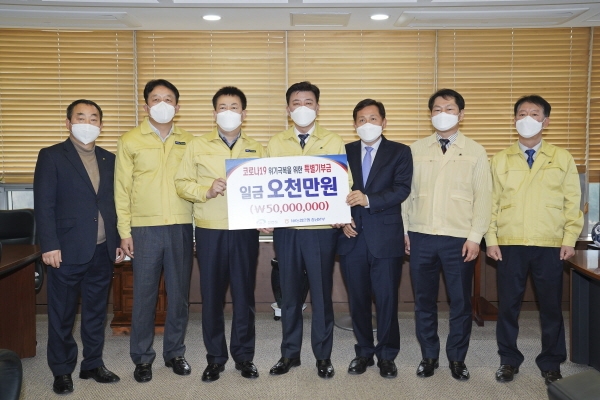 3일 NH농협은행 충남영업본부(본부장 조두식, 왼쪽 세 번째)가 천안시(천안시장 권한대행 구만섭, 가운데)에 특별기부금 5000만원을 전달해 전달식을 열어 기념사진 촬영