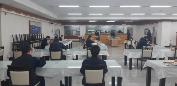 공사는 직원간 접촉을 최소화하기 위해 구내식당 부서별 시차제 및 1인 식사제를 실시하고 있다.