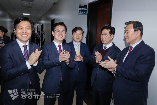 왼쪽부터 조승래 의원, 허태정 대전시장, 황명선 논산시장, 양승조 충남지사, 홍문표 의원