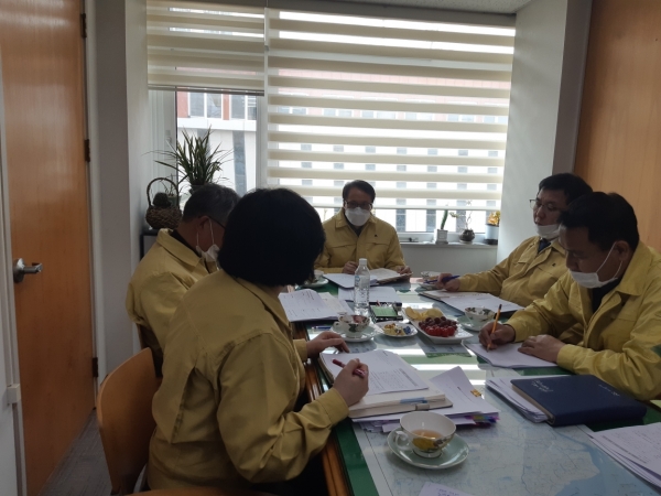 윤찬수 부시장이 신속한 코로나19 대응을 위해 안전재난 관계간부공무들의 종합의견을 듣고 상황판단을 결정하고 있다,