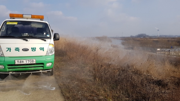 방역차량이 곡교천변을 소독하고 있다.