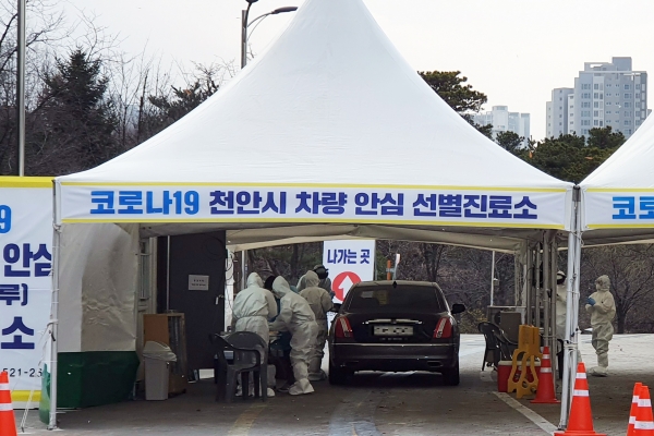 천안시 읍면동 맞춤형복지팀의 새내기 간호직 공무원들이 코로나19 드라이브 스루 선별진료소에서 방호복을 입고 근무를 하고 있다.